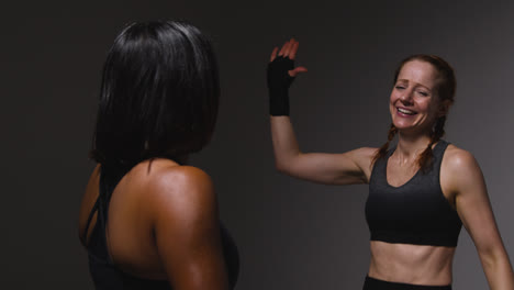 Foto-De-Estudio-De-Dos-Mujeres-Maduras-Vistiendo-Ropa-De-Gimnasio-Haciendo-Ejercicio-Cardiovascular-Corriendo-Juntas-En-El-Lugar-3